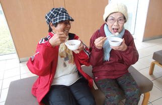 ☆2徳島県支部奉仕団炊き出し訓練　客.JPG (２カラム画像（枠なし）：322x210px)